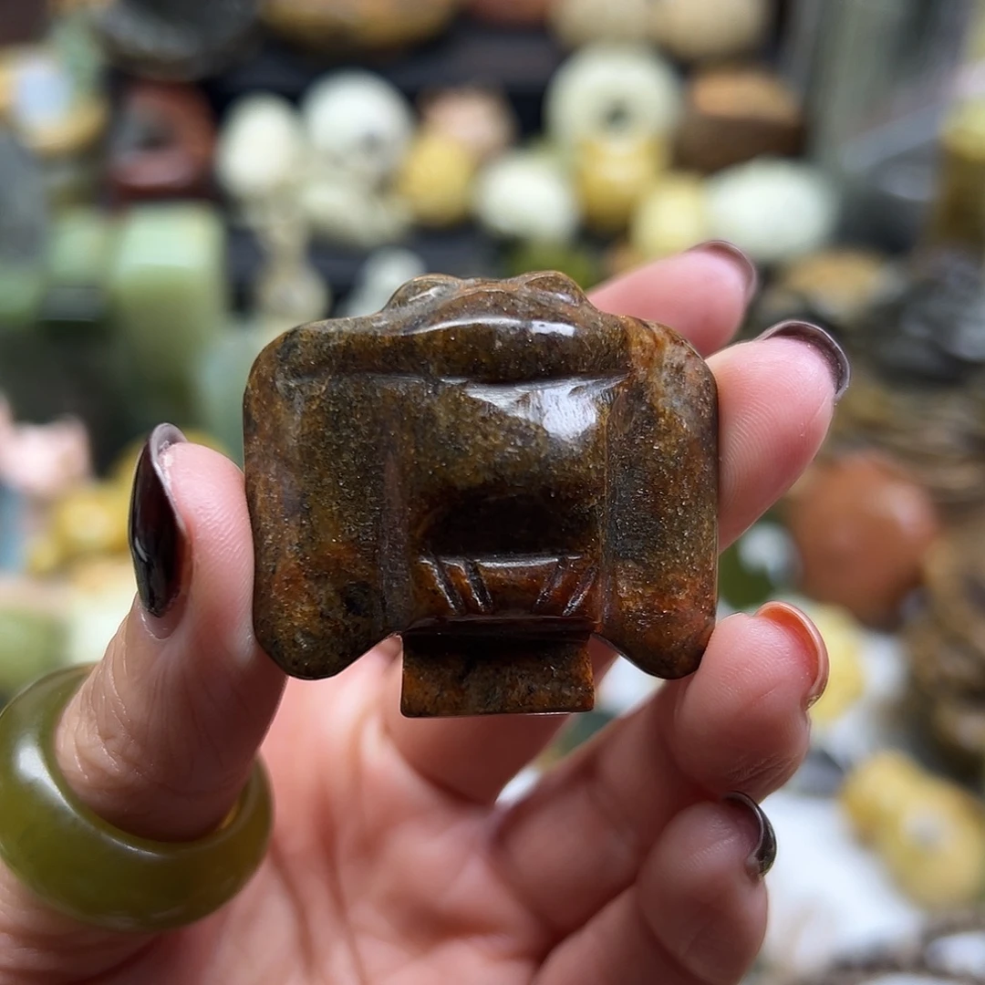 岫岩河磨玉（透闪石质玉）未镶嵌颈饰河磨玉小枭有点皮纹不扣