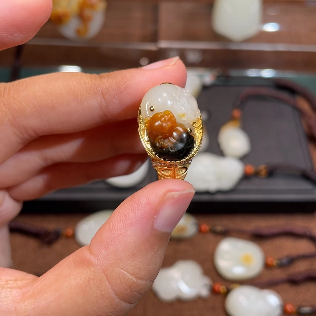 娱***玩和田玉未镶嵌颈饰