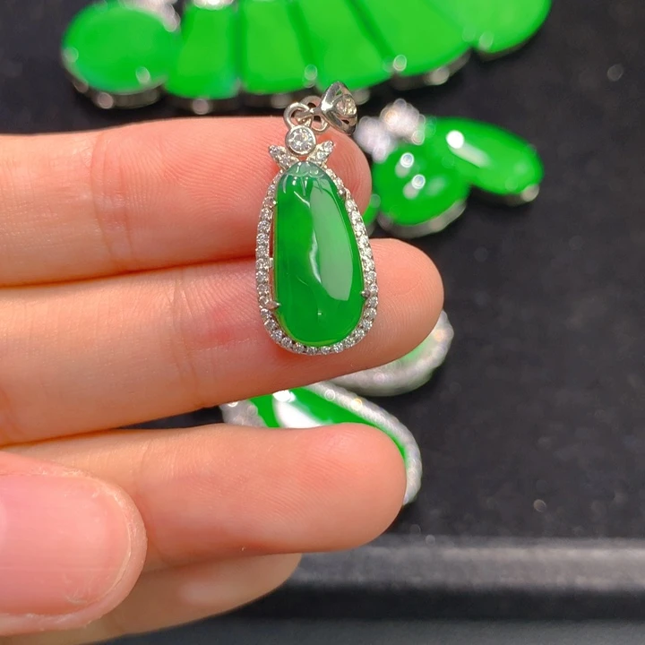 颈饰银S925镶嵌翡翠一个