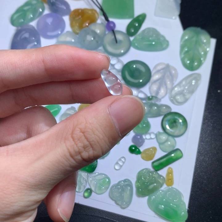 •****翡翠未镶嵌颈饰豆