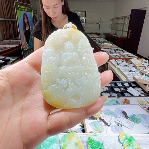 翡翠未镶嵌颈饰一个