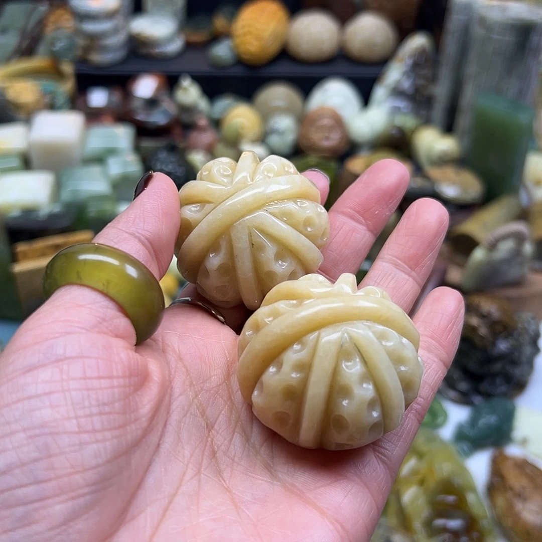 一****岫玉未镶嵌颈饰花玉核桃一对