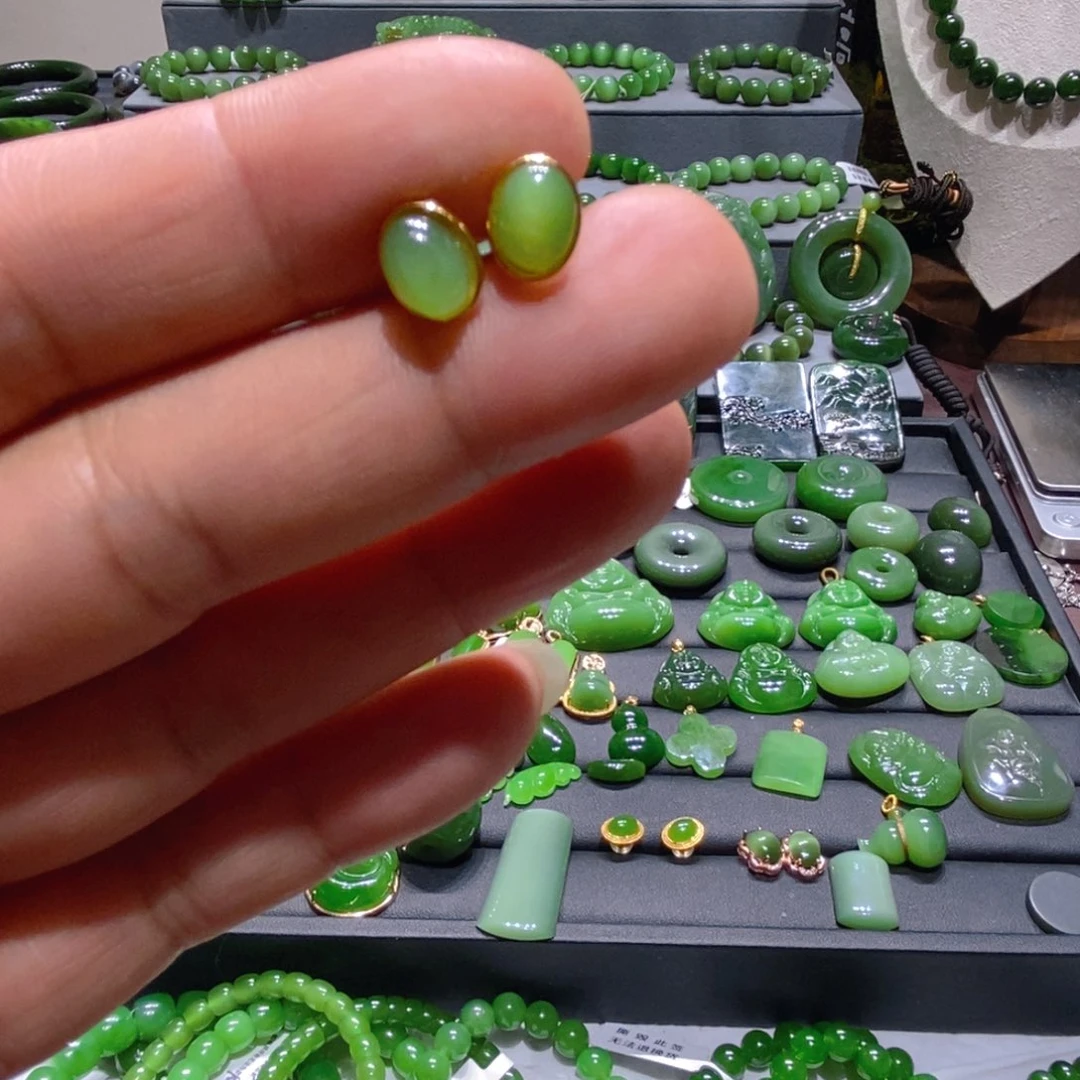 颈饰未镶嵌和田玉（碧玉）