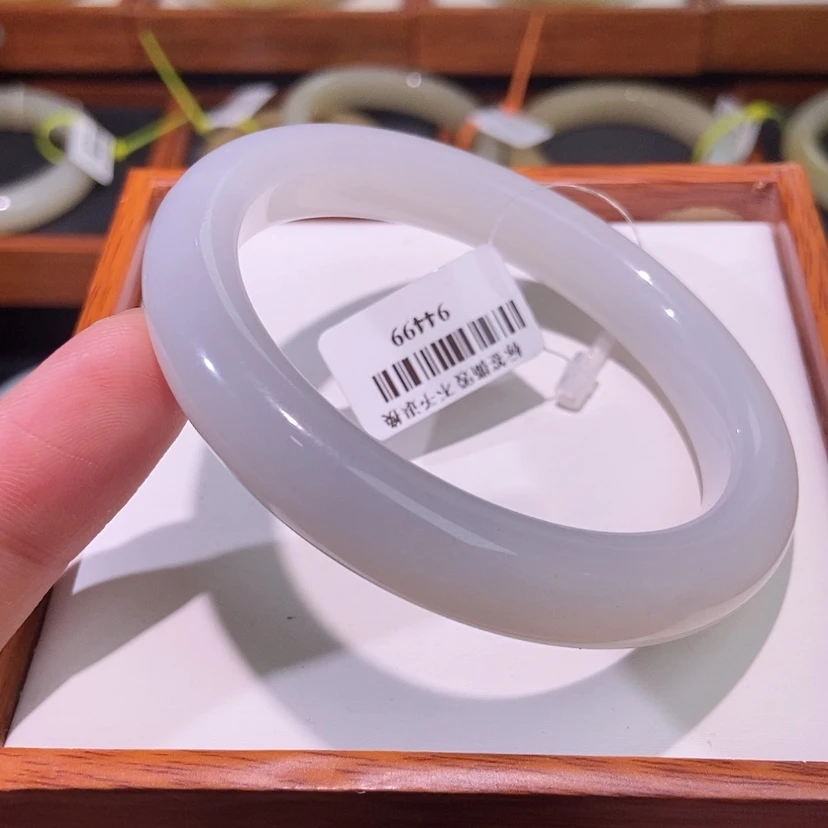 【闪购商品】和田玉手镯未镶嵌57