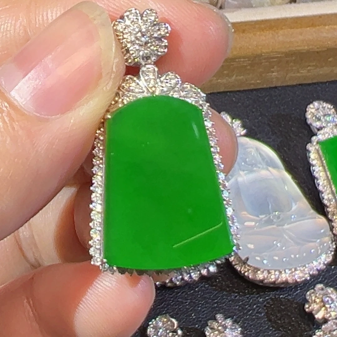 翡翠18K金镶嵌颈饰