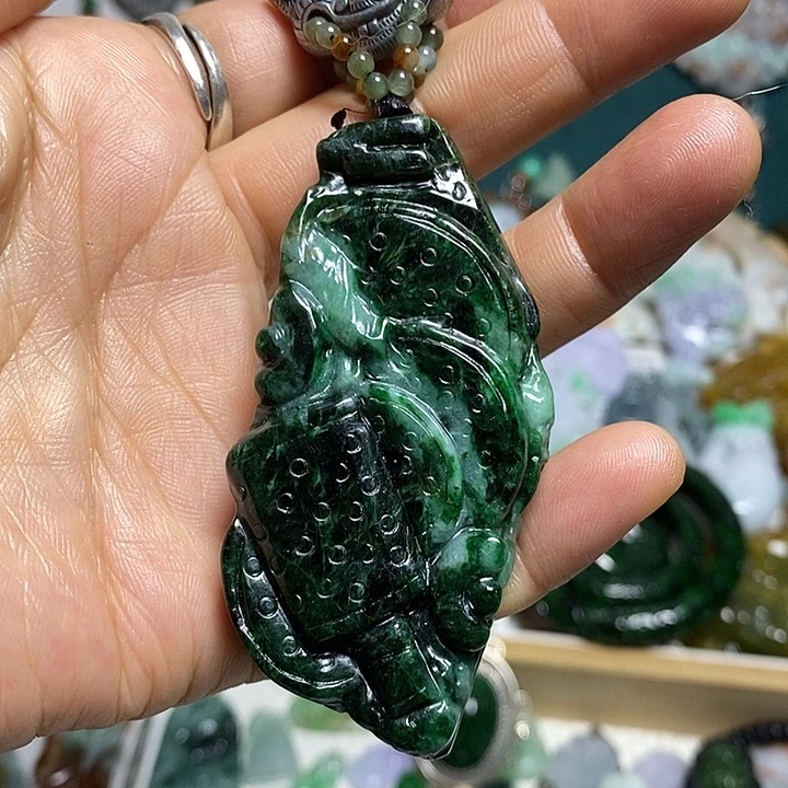 翡翠未镶嵌吊坠(赠链)