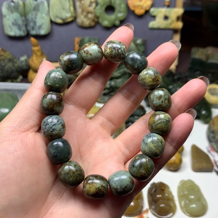 透闪石质玉未镶嵌颈饰