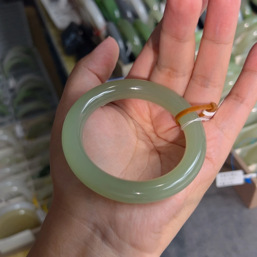 和田玉手镯未镶嵌葡萄肉圆条