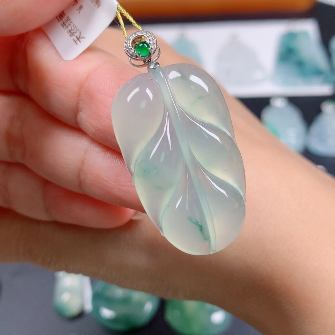 颈饰18K金镶嵌翡翠叶子