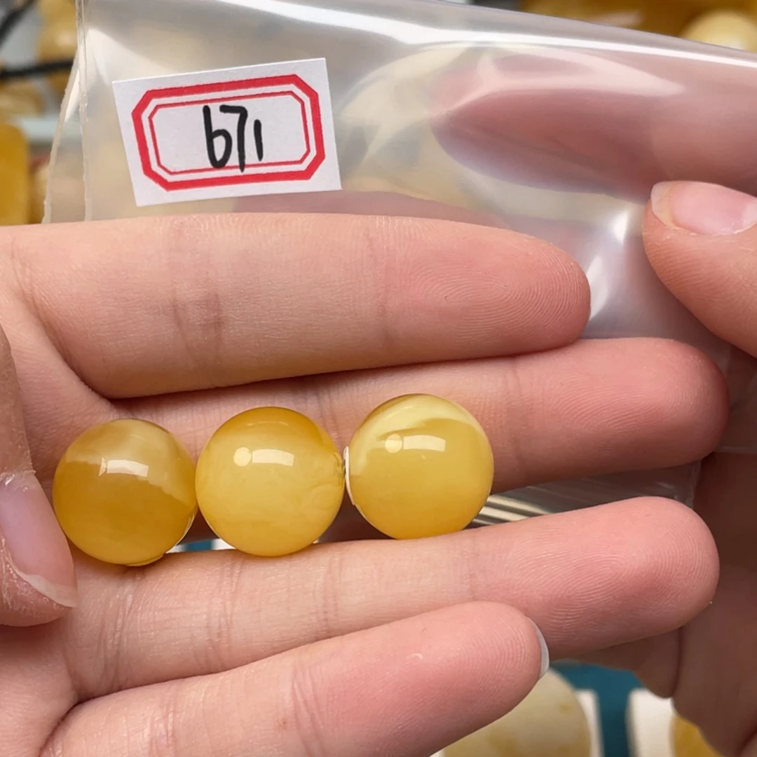 蜜蜡裸石未镶嵌娃*蜜蜡