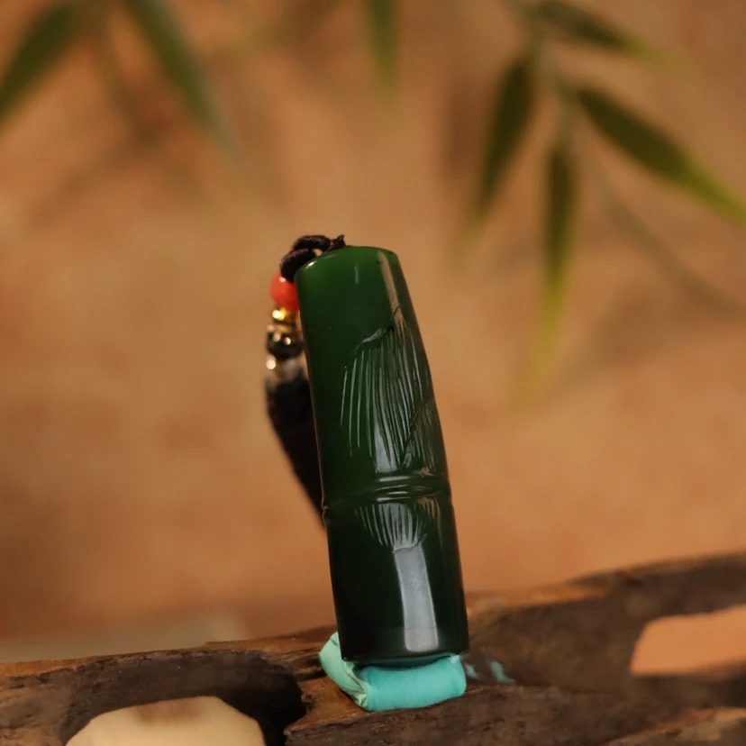 ZZ091712 和田玉碧玉冰底起莹起猫浓菠菜绿聚红皮一鸣惊人吊坠