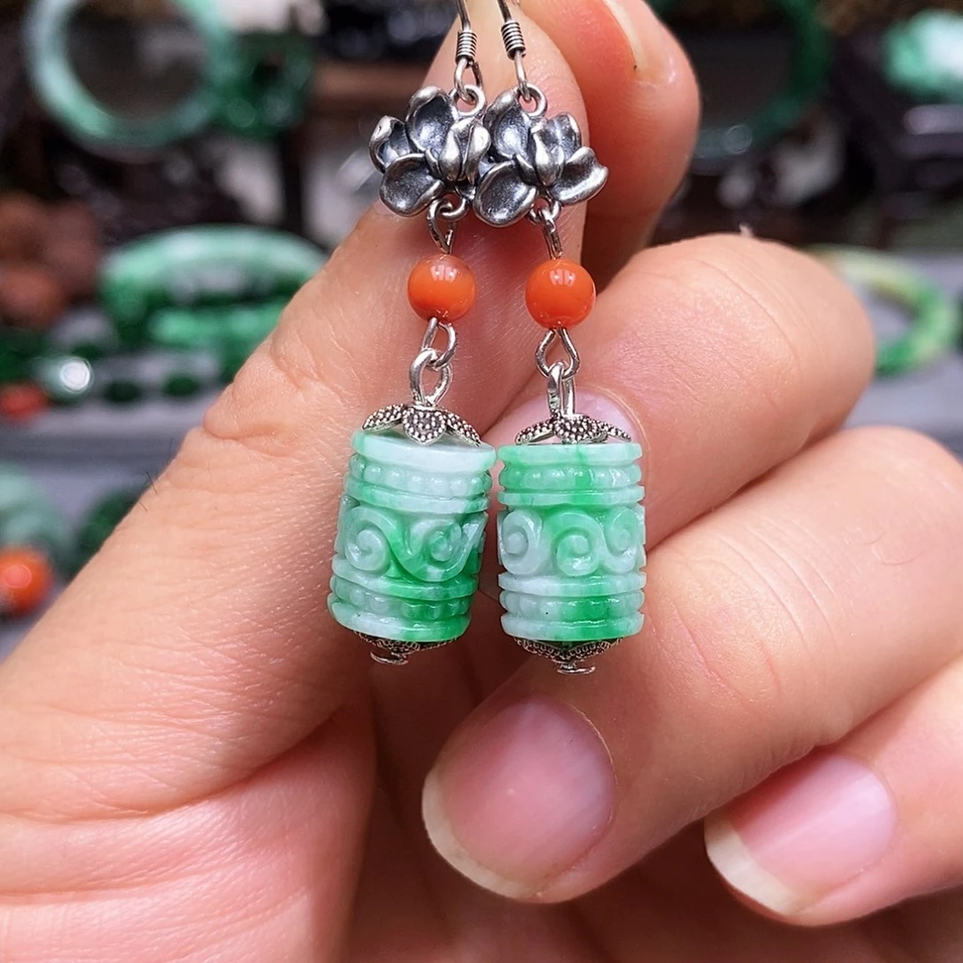 未镶嵌翡翠耳饰漂亮美眉