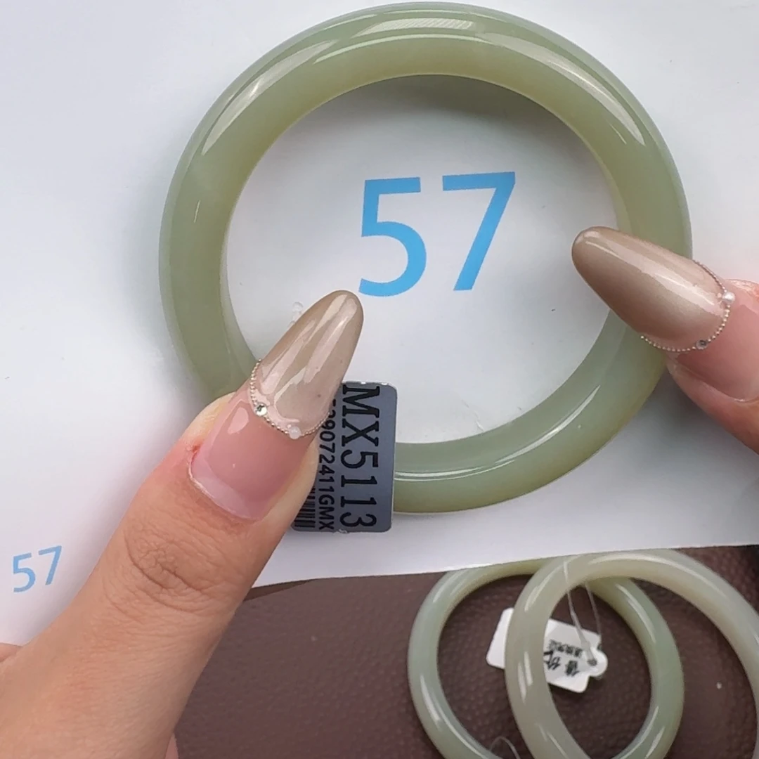 靠***我和田玉未镶嵌手镯