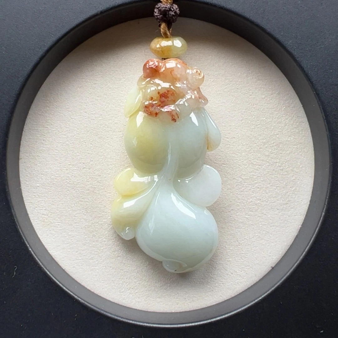 翡翠未镶嵌颈饰小鱼