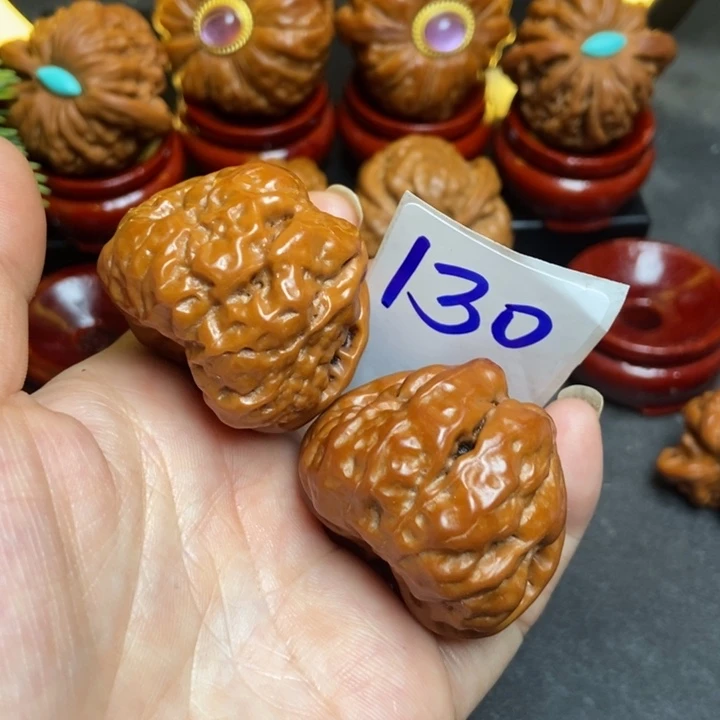 38蛤蟆130镶嵌红文玩核桃狮子头