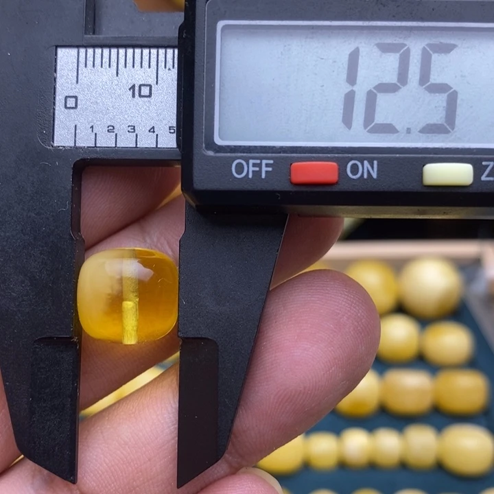 未镶嵌琥珀裸石3号12.5*11.4微瑕