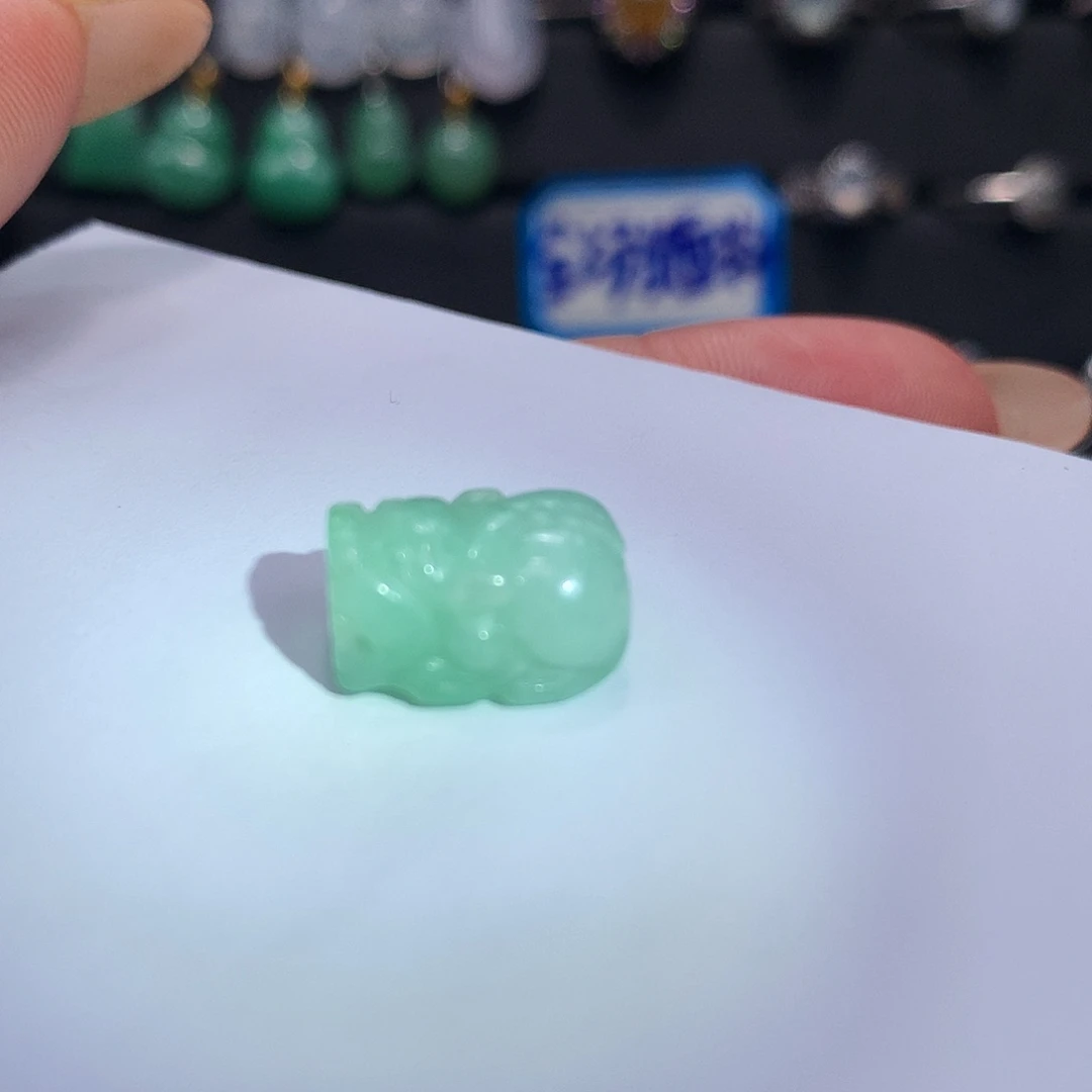 翡翠未镶嵌颈饰貔貅