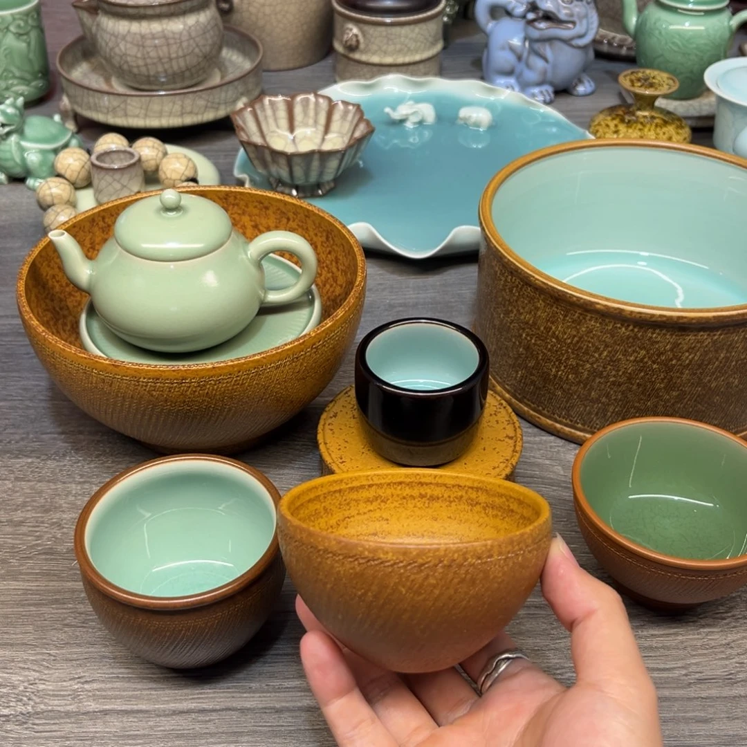 黄灿 拙朴 手捧杯