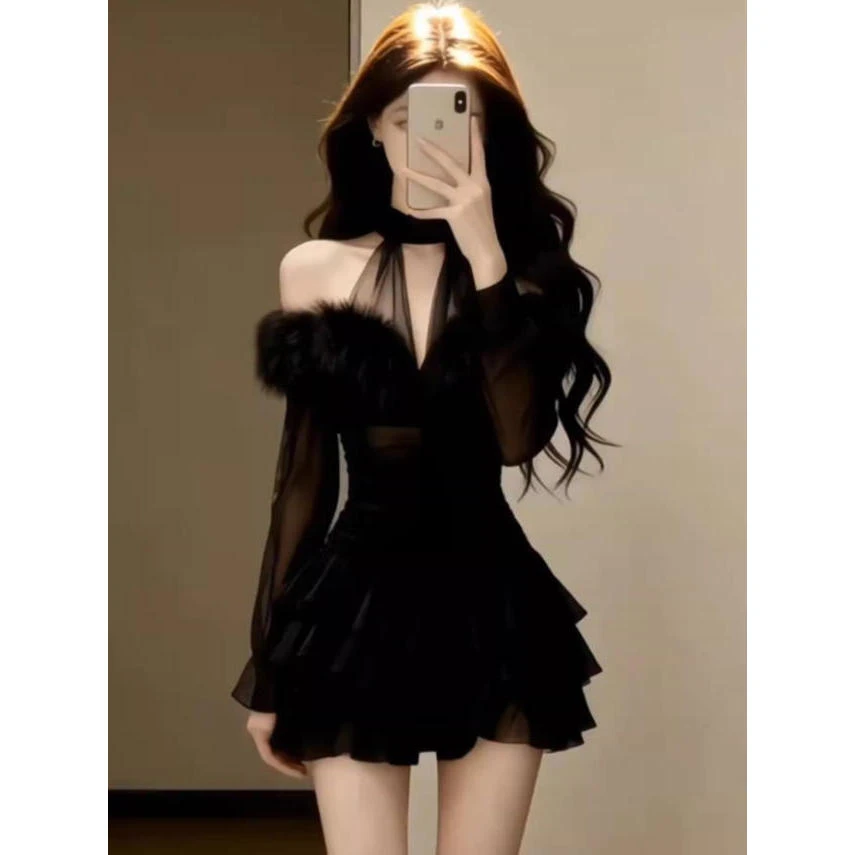 秋冬季2025时尚高端御姐风黑色网纱拼接毛领露肩长袖收腰连衣裙女