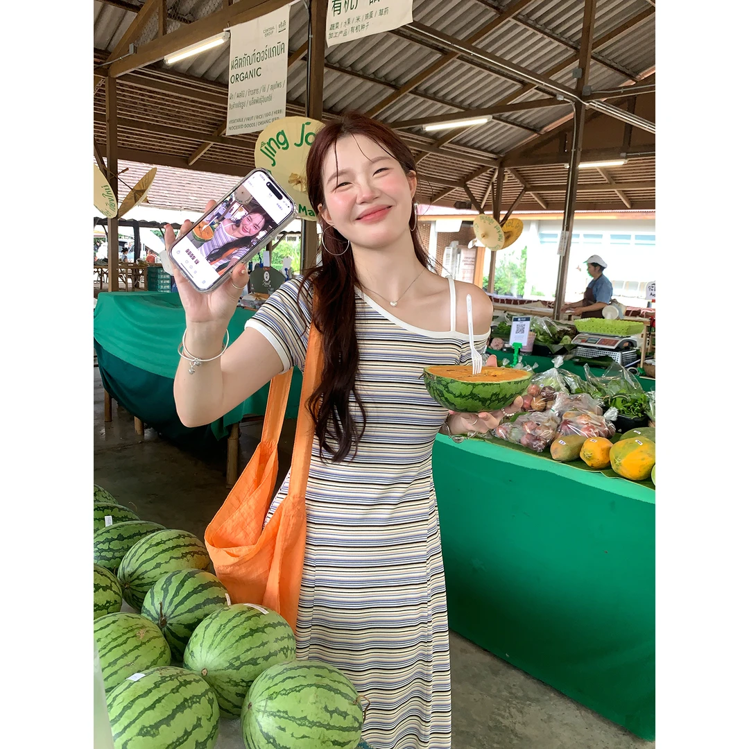 火火火【条纹控】韩系小众彩色条纹斜肩连衣裙L35586HH52