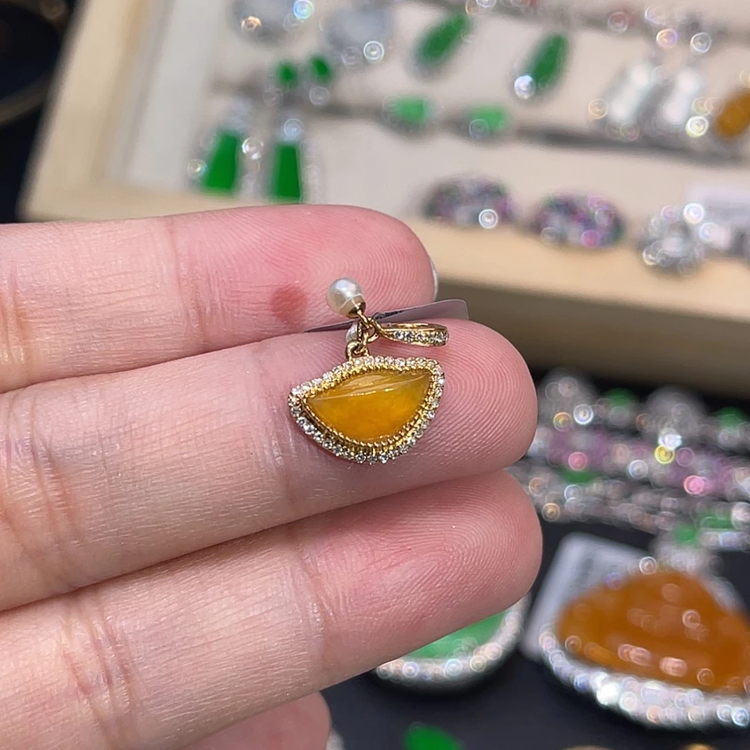 颈饰18K金镶嵌翡翠黄翡元宝