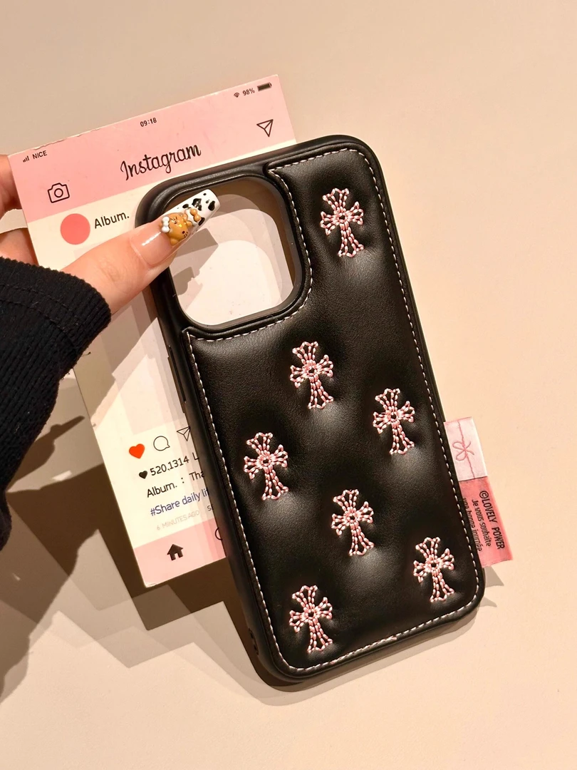 ins风小众黑底克罗心鼓包壳适用苹果16promax全包手机壳15防摔14