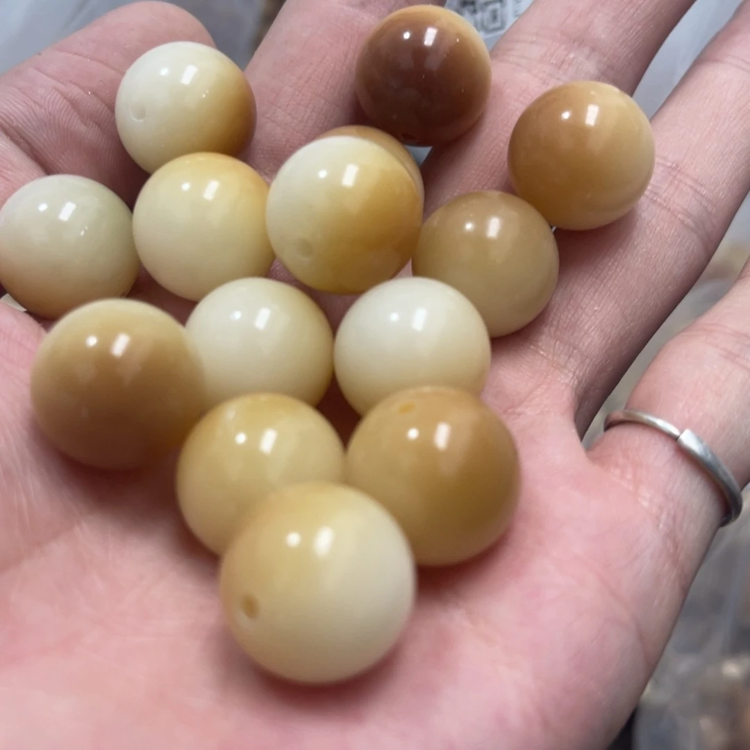 吊坠白玉菩提b18/10+3颗微瑕大卡