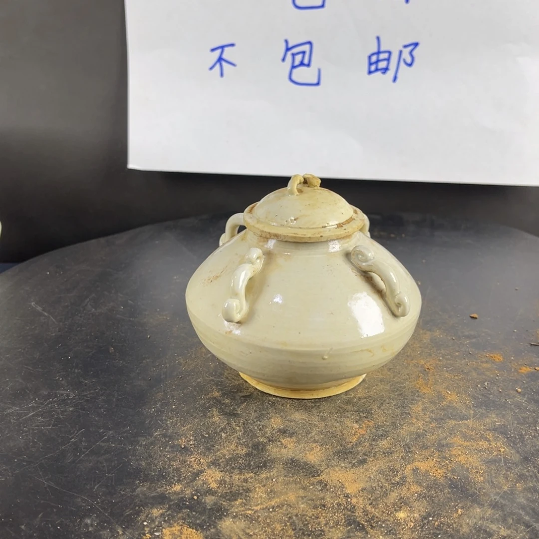 罐漂亮的小瓷器和