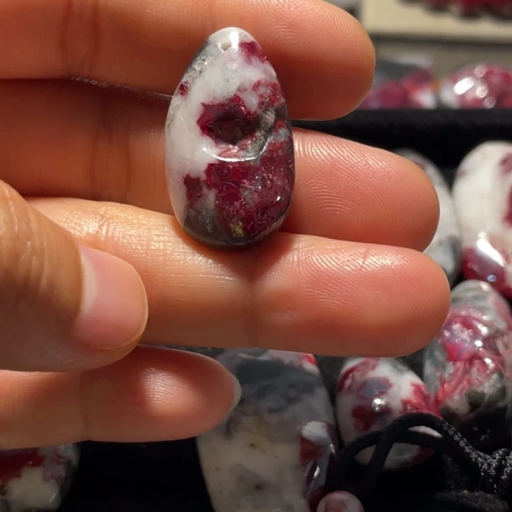 天然辰砂原石吊坠