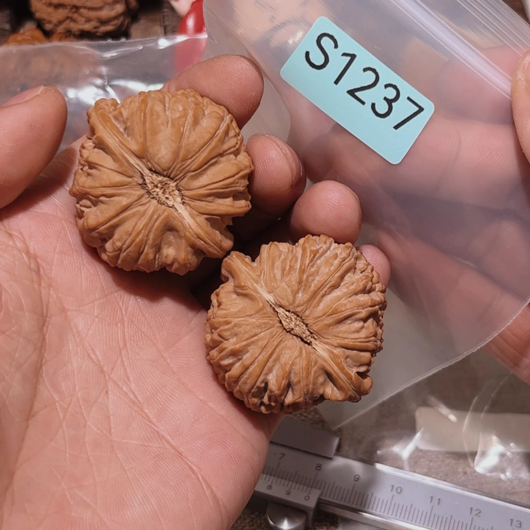 文玩核桃吊坠球白