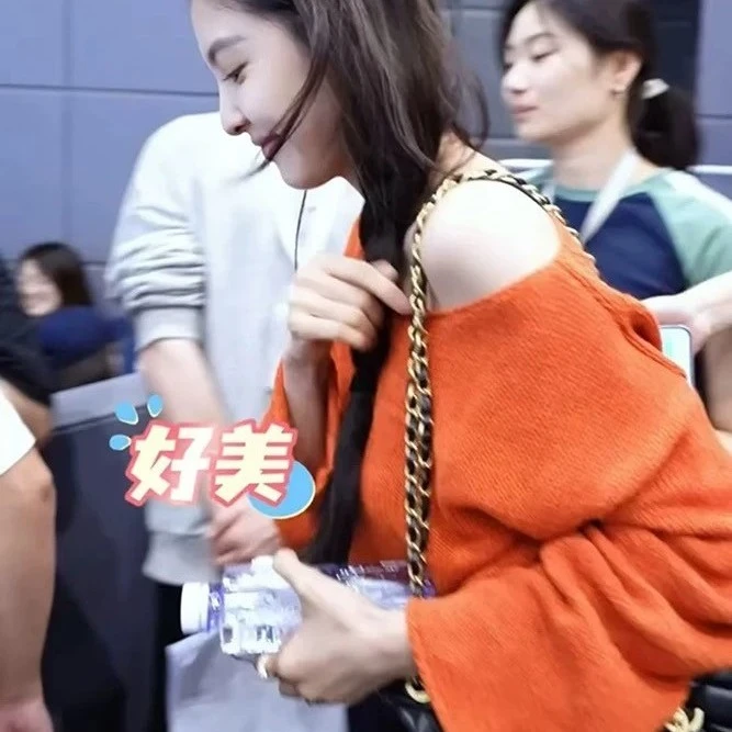 章若楠明星同款红色一字领露肩毛衣女2025秋季宽松慵懒风针织衫潮