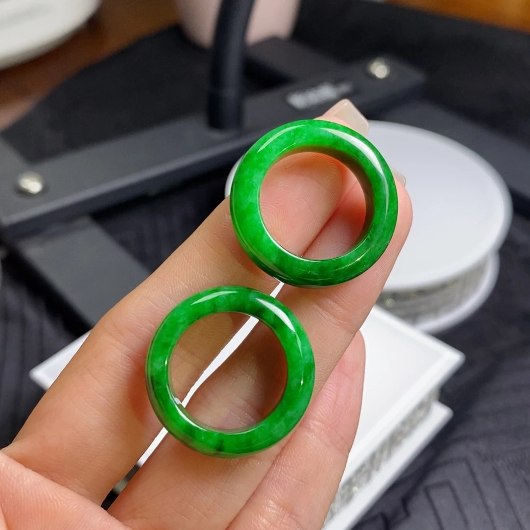 翡翠未镶嵌戒圈辣色 多样性发其一