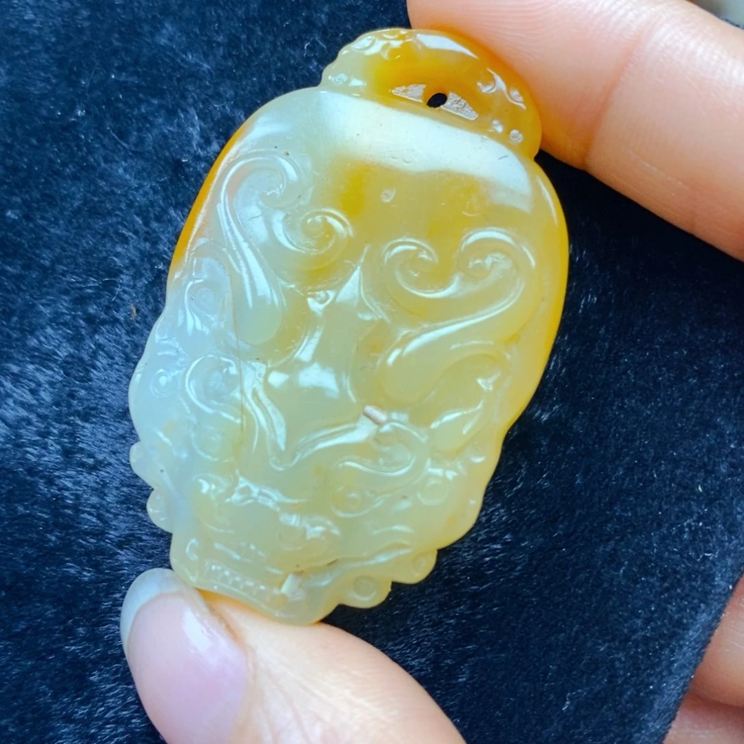 未镶嵌石英质玉（黄龙玉）颈饰