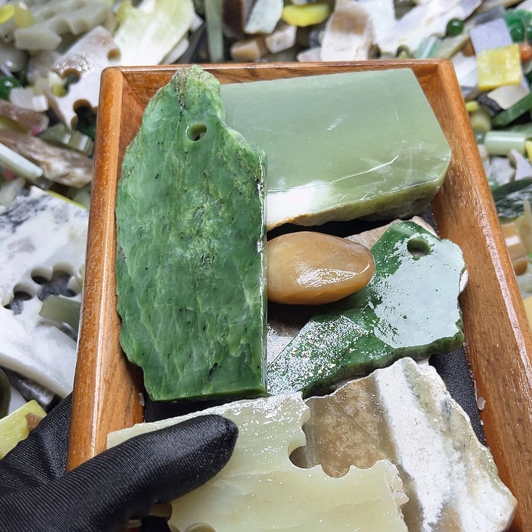 和田玉未镶嵌颈饰海****泪
