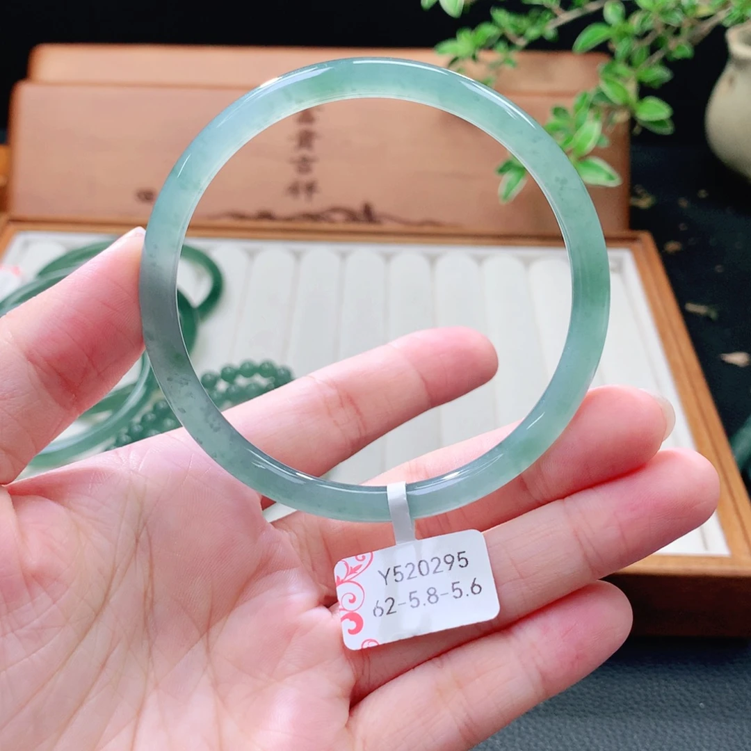 翡翠未镶嵌手镯（圆镯）