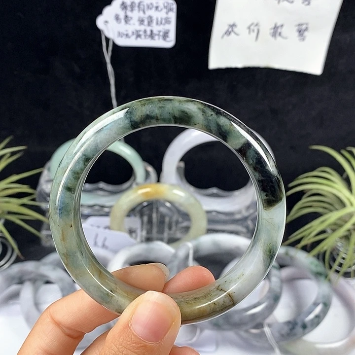翡翠未镶嵌手镯90号。 55.7圈