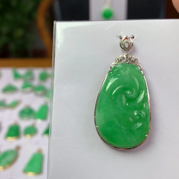 翡翠18K金镶嵌颈饰