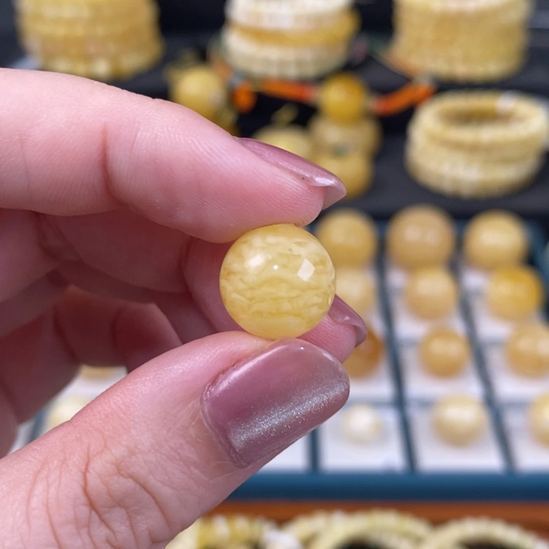 谷***驰蜜蜡未镶嵌珠宝奇石