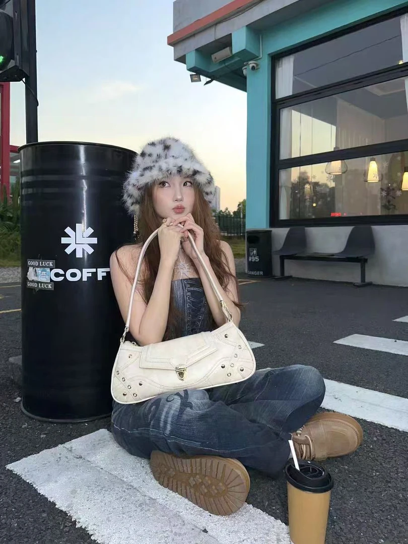 新款时尚铆钉锁扣街头潮流纯色单肩腋下包拉链锁扣车缝线