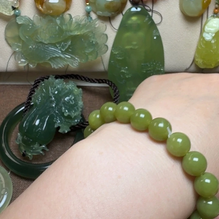 未镶嵌透闪石-蛇纹石玉颈饰