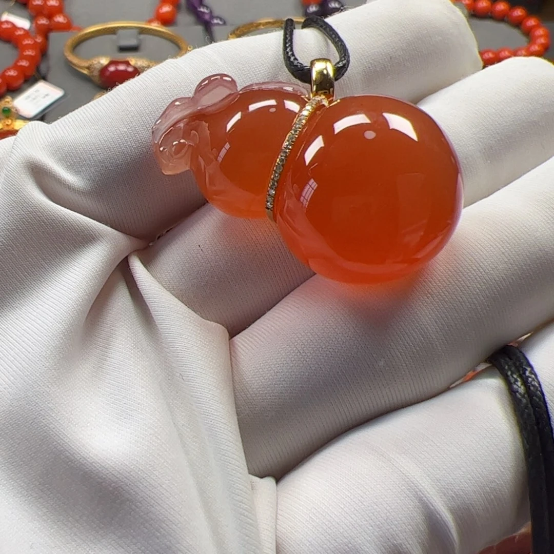 黄***甲南红玛瑙18K镶嵌精品葫芦吊坠。18K金镶嵌