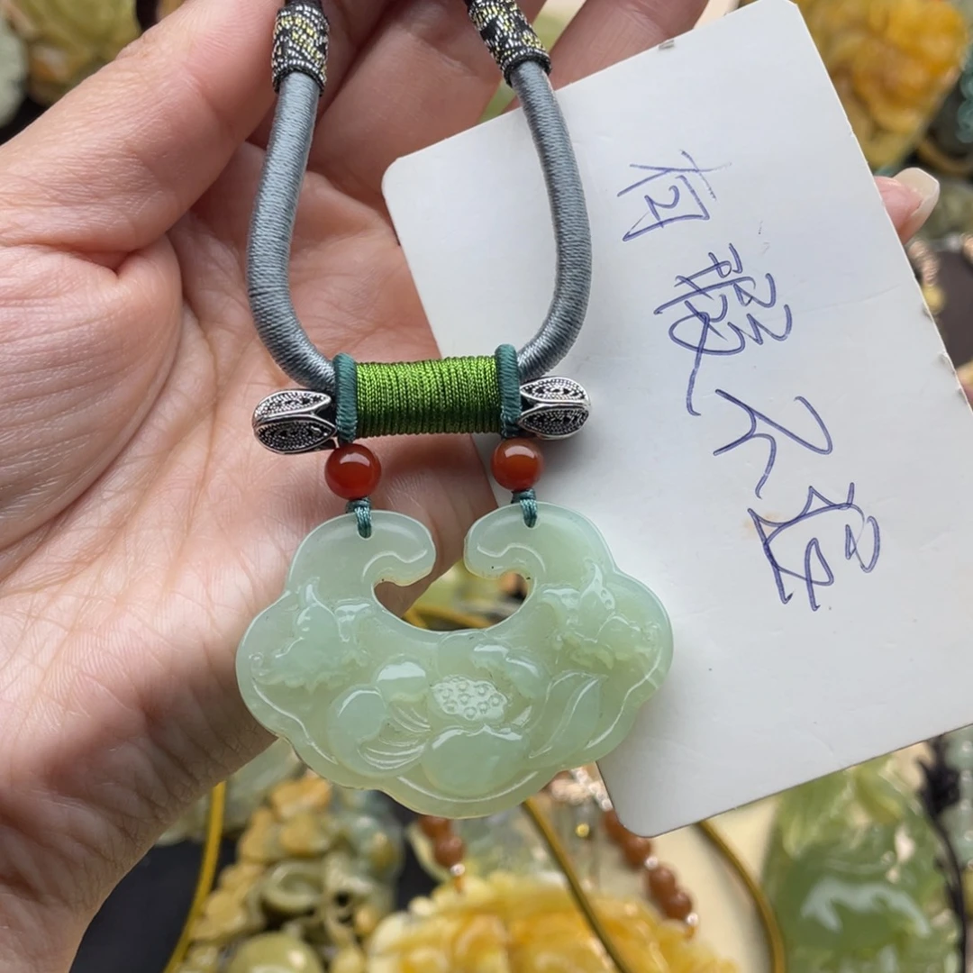 蛇纹石玉颈饰未镶嵌