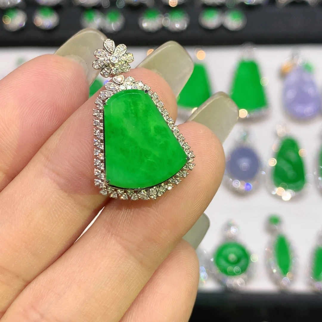 翡翠18K金镶嵌颈饰