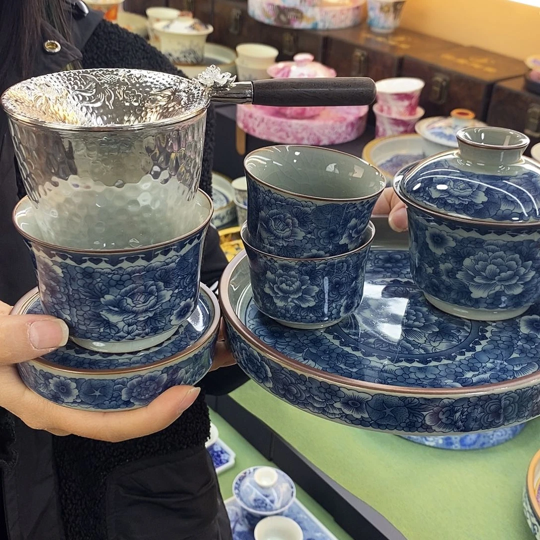 盖碗里的水煮开后放入