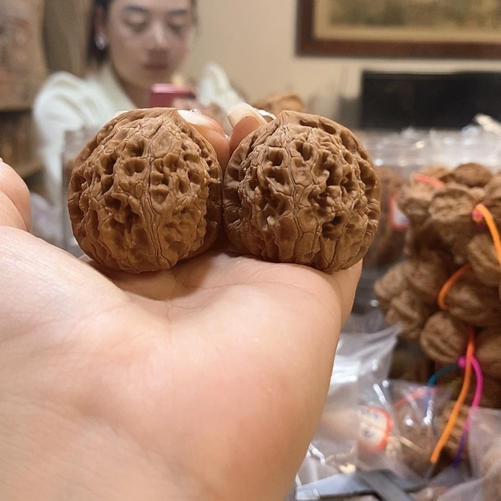 文玩核桃吊坠37歪水龙纹有修