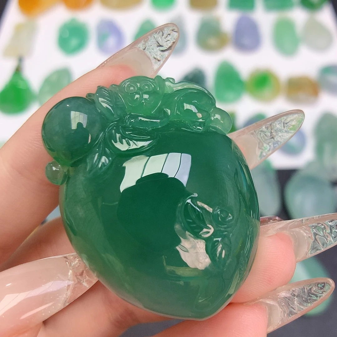 翡翠未镶嵌颈饰寿桃