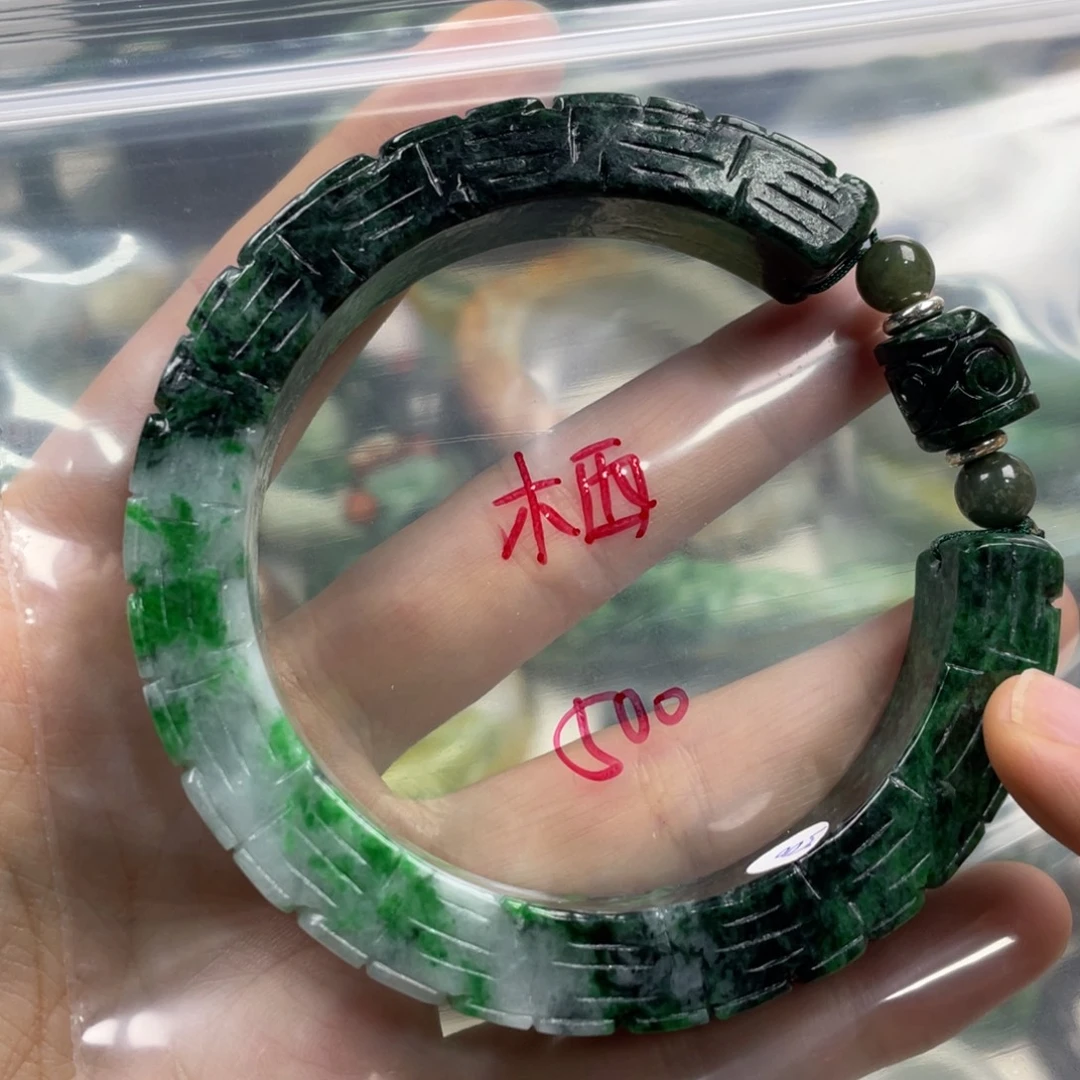 栖***霞颈饰未镶嵌翡翠牌子