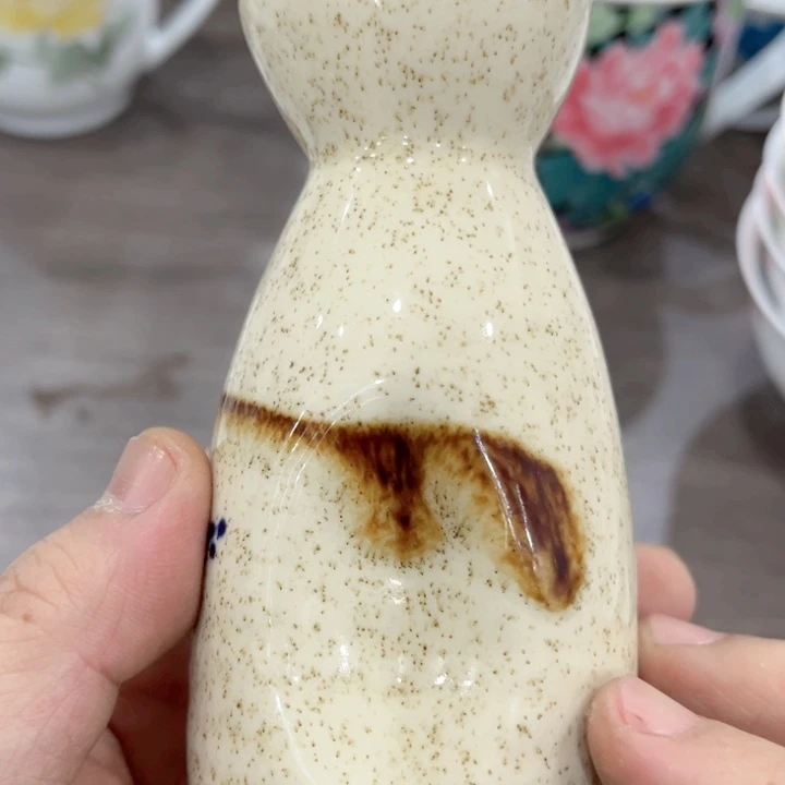 盘釉下五彩的瓷器和瓷器