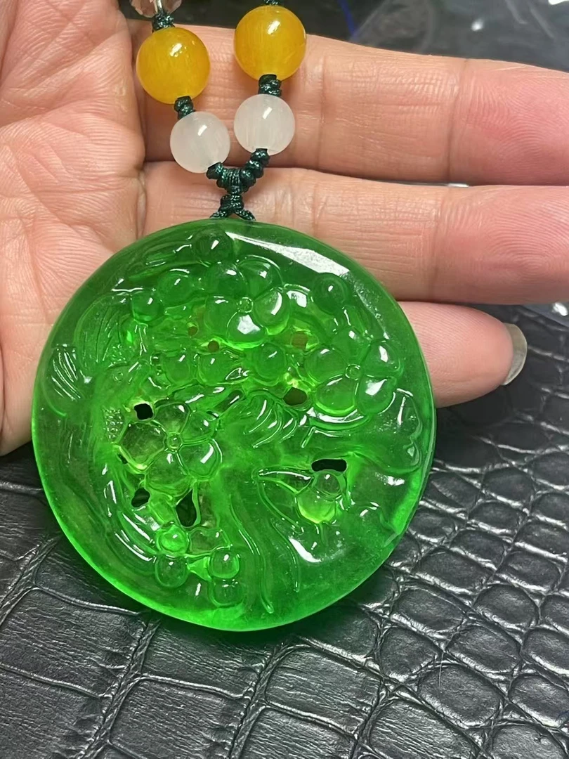 翠绿色吊坠气质时尚