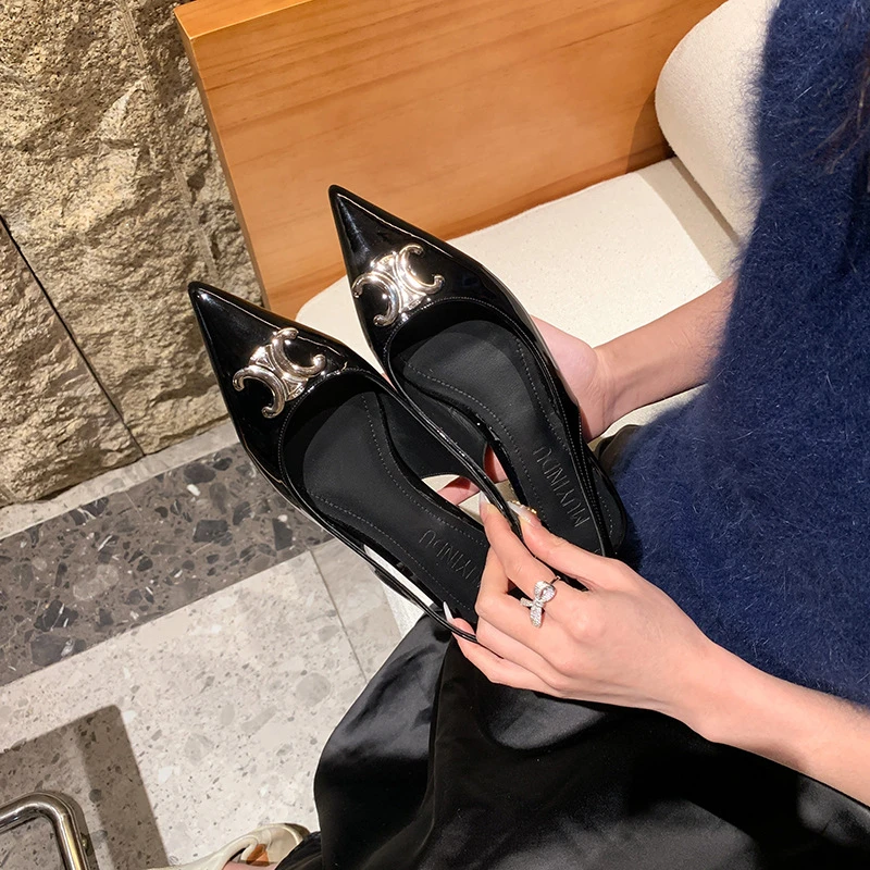通勤小单鞋2024早春新款凯旋门尖头浅口后空黑色金属平底凉鞋女